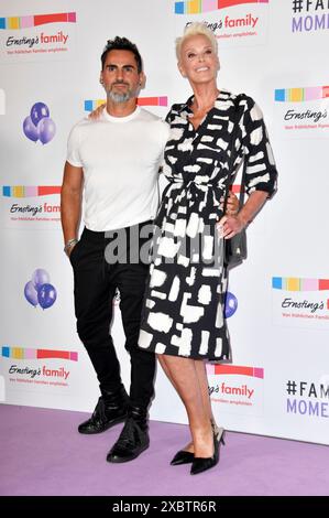 Brigitte Nielsen mit Ehemann Mattia Dessi BEI der Ernsting's Family Fashion Show 2024 im Hotel Atlantic. Hambourg, 11.06.2024 Banque D'Images