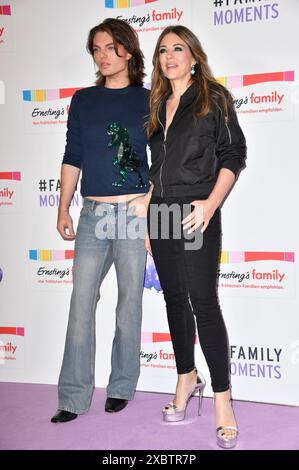 Damian Hurley mit Mutter Elizabeth Hurley BEI der Ernsting's Family Fashion Show 2024 im Hotel Atlantic. Hambourg, 11.06.2024 Banque D'Images