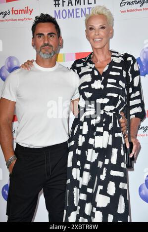 Brigitte Nielsen mit Ehemann Mattia Dessi BEI der Ernsting's Family Fashion Show 2024 im Hotel Atlantic. Hambourg, 11.06.2024 Banque D'Images