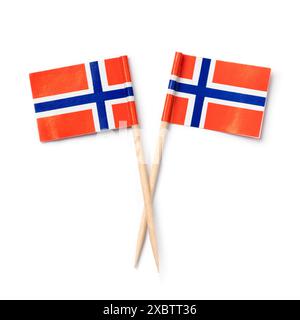 Drapeaux miniatures en papier norvégien en gros plan isolé sur fond blanc Banque D'Images