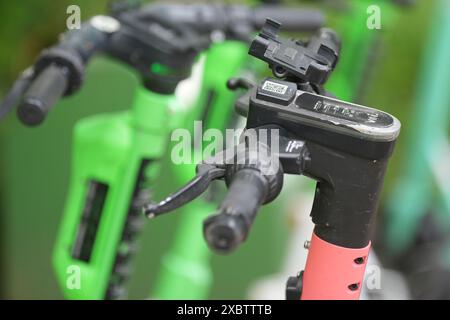 Hambourg, Allemagne. 05 juin 2024. Les scooters électriques sont garés devant la gare de Harburg dans le quartier de Harburg. Crédit : Marcus Brandt/dpa/Alamy Live News Banque D'Images