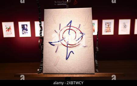 Dame Vivienne Westwood est reconnue mondialement comme l’une des designers les plus influentes des temps modernes, établissant l’une des plus grandes marques de mode au monde. Sur quatre décennies, plus de 200 lots seront offerts sur les deux soldes, chacun d'eux représentant un moment important dans la vie et la carrière de Vivienne, avec le premier look datant de l'automne/hiver 1983/84. Une exposition publique gratuite présentant Vivienne Westwood : The Personal Collection aura lieu au siège de Christie’s sur King Street, à Londres, du 14 au 24 juin. Banque D'Images