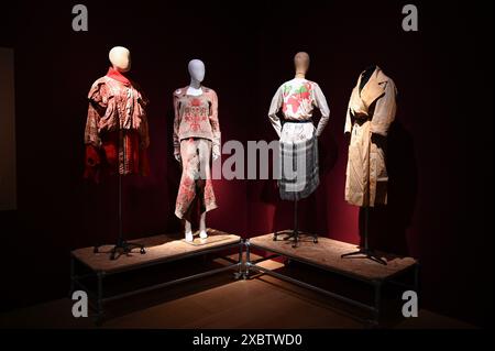 Dame Vivienne Westwood est reconnue mondialement comme l’une des designers les plus influentes des temps modernes, établissant l’une des plus grandes marques de mode au monde. Sur quatre décennies, plus de 200 lots seront offerts sur les deux soldes, chacun d'eux représentant un moment important dans la vie et la carrière de Vivienne, avec le premier look datant de l'automne/hiver 1983/84. Une exposition publique gratuite présentant Vivienne Westwood : The Personal Collection aura lieu au siège de Christie’s sur King Street, à Londres, du 14 au 24 juin. Banque D'Images