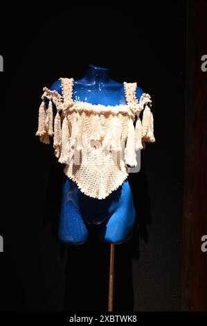 Dame Vivienne Westwood est reconnue mondialement comme l’une des designers les plus influentes des temps modernes, établissant l’une des plus grandes marques de mode au monde. Sur quatre décennies, plus de 200 lots seront offerts sur les deux soldes, chacun d'eux représentant un moment important dans la vie et la carrière de Vivienne, avec le premier look datant de l'automne/hiver 1983/84. Une exposition publique gratuite présentant Vivienne Westwood : The Personal Collection aura lieu au siège de Christie’s sur King Street, à Londres, du 14 au 24 juin. Banque D'Images