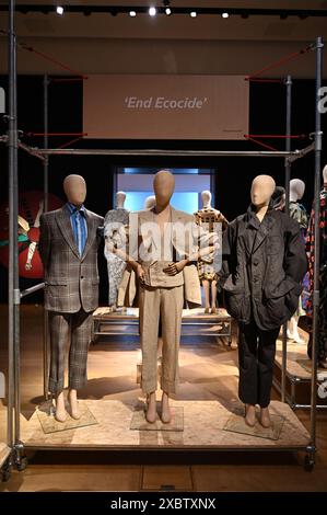 Dame Vivienne Westwood est reconnue mondialement comme l’une des designers les plus influentes des temps modernes, établissant l’une des plus grandes marques de mode au monde. Sur quatre décennies, plus de 200 lots seront offerts sur les deux soldes, chacun d'eux représentant un moment important dans la vie et la carrière de Vivienne, avec le premier look datant de l'automne/hiver 1983/84. Une exposition publique gratuite présentant Vivienne Westwood : The Personal Collection aura lieu au siège de Christie’s sur King Street, à Londres, du 14 au 24 juin. Banque D'Images