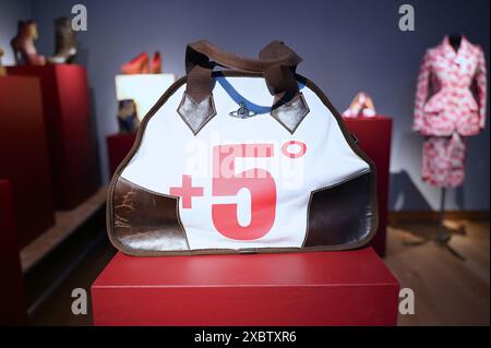 Dame Vivienne Westwood est reconnue mondialement comme l’une des designers les plus influentes des temps modernes, établissant l’une des plus grandes marques de mode au monde. Sur quatre décennies, plus de 200 lots seront offerts sur les deux soldes, chacun d'eux représentant un moment important dans la vie et la carrière de Vivienne, avec le premier look datant de l'automne/hiver 1983/84. Une exposition publique gratuite présentant Vivienne Westwood : The Personal Collection aura lieu au siège de Christie’s sur King Street, à Londres, du 14 au 24 juin. Banque D'Images