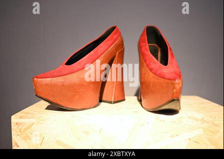 Dame Vivienne Westwood est reconnue mondialement comme l’une des designers les plus influentes des temps modernes, établissant l’une des plus grandes marques de mode au monde. Sur quatre décennies, plus de 200 lots seront offerts sur les deux soldes, chacun d'eux représentant un moment important dans la vie et la carrière de Vivienne, avec le premier look datant de l'automne/hiver 1983/84. Une exposition publique gratuite présentant Vivienne Westwood : The Personal Collection aura lieu au siège de Christie’s sur King Street, à Londres, du 14 au 24 juin. Banque D'Images