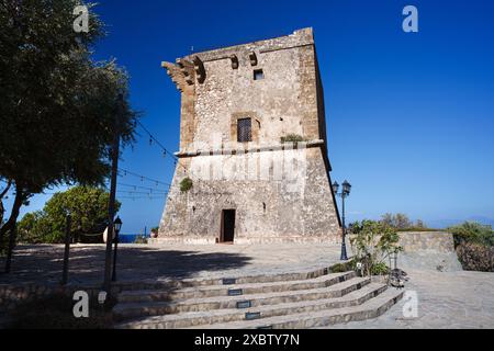 La tour de guet Doria ou tour Scopello sur la côte nord de la Sicile fait partie de la Tonnara de Scopello, la célèbre et ancienne usine de thon et de poisson Banque D'Images