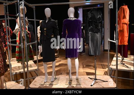 Dame Vivienne Westwood est reconnue mondialement comme l’une des designers les plus influentes des temps modernes, établissant l’une des plus grandes marques de mode au monde. Sur quatre décennies, plus de 200 lots seront offerts sur les deux soldes, chacun d'eux représentant un moment important dans la vie et la carrière de Vivienne, avec le premier look datant de l'automne/hiver 1983/84. Une exposition publique gratuite présentant Vivienne Westwood : The Personal Collection aura lieu au siège de Christie’s sur King Street, à Londres, du 14 au 24 juin. Banque D'Images