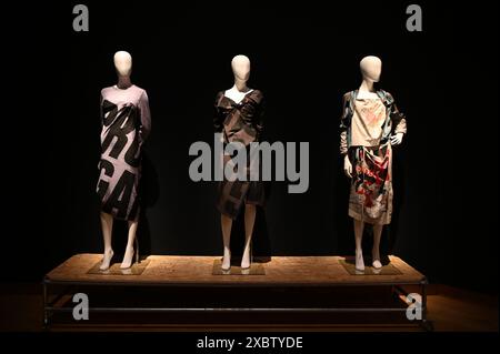 Dame Vivienne Westwood est reconnue mondialement comme l’une des designers les plus influentes des temps modernes, établissant l’une des plus grandes marques de mode au monde. Sur quatre décennies, plus de 200 lots seront offerts sur les deux soldes, chacun d'eux représentant un moment important dans la vie et la carrière de Vivienne, avec le premier look datant de l'automne/hiver 1983/84. Une exposition publique gratuite présentant Vivienne Westwood : The Personal Collection aura lieu au siège de Christie’s sur King Street, à Londres, du 14 au 24 juin. Banque D'Images