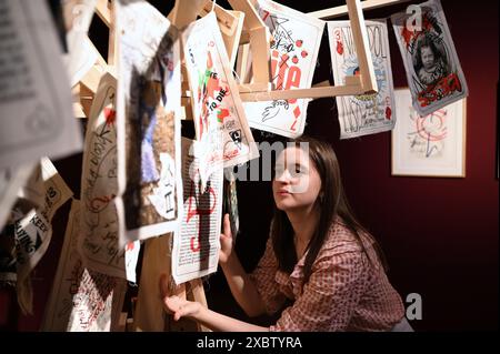 Dame Vivienne Westwood est reconnue mondialement comme l’une des designers les plus influentes des temps modernes, établissant l’une des plus grandes marques de mode au monde. Sur quatre décennies, plus de 200 lots seront offerts sur les deux soldes, chacun d'eux représentant un moment important dans la vie et la carrière de Vivienne, avec le premier look datant de l'automne/hiver 1983/84. Une exposition publique gratuite présentant Vivienne Westwood : The Personal Collection aura lieu au siège de Christie’s sur King Street, à Londres, du 14 au 24 juin. Banque D'Images