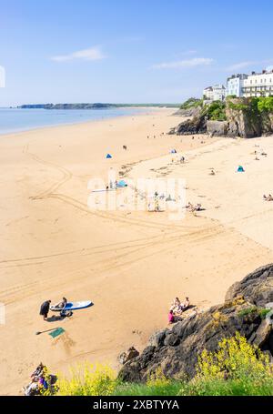 Tenby Castle Beach et long Tenby South Beach Hôtels sur l'Esplanade et la baie de Carmarthan Pembrokeshire West Wales UK GB Europe Banque D'Images