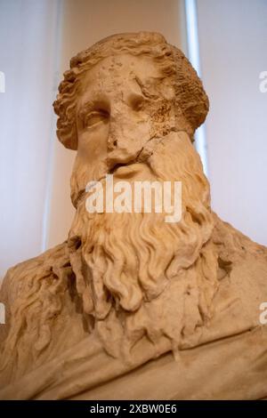 Statue antique en marbre blanc de Poséidon, Dieu de la mer dans la mythologie grecque, au Musée archéologique national, qui a l'une des plus grandes collégiales Banque D'Images