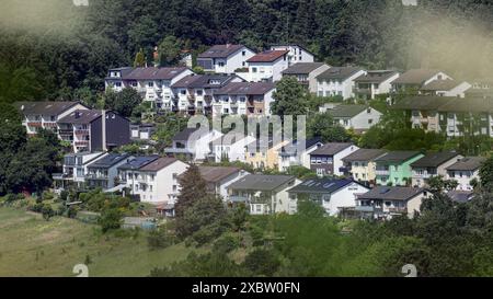 Blick auf Wohnhaeuser Wohnhäuser in der Dreisbach. Fruehling Frühling im Siegerland AM 13.06.2024 à Siegen/Deutschland. *** Vue des maisons résidentielles maisons résidentielles dans le printemps Dreisbach à Siegerland le 13 06 2024 à Siegen Allemagne Banque D'Images