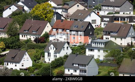 Blick auf Wohnhaeuser Wohnhäuser in der Dreisbach. Fruehling Frühling im Siegerland AM 13.06.2024 à Siegen/Deutschland. *** Vue des maisons résidentielles maisons résidentielles dans le printemps Dreisbach à Siegerland le 13 06 2024 à Siegen Allemagne Banque D'Images