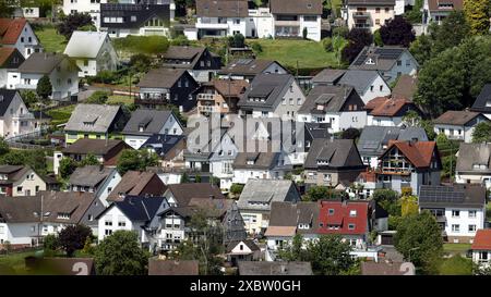 Blick auf Wohnhaeuser Wohnhäuser in der Dreisbach. Fruehling Frühling im Siegerland AM 13.06.2024 à Siegen/Deutschland. *** Vue des maisons résidentielles maisons résidentielles dans le printemps Dreisbach à Siegerland le 13 06 2024 à Siegen Allemagne Banque D'Images