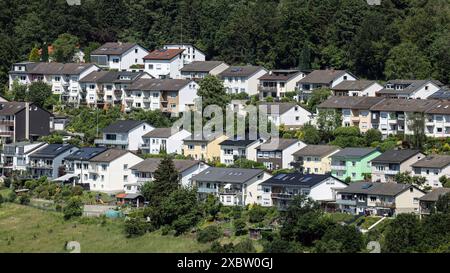 Blick auf Wohnhaeuser Wohnhäuser in der Dreisbach. Fruehling Frühling im Siegerland AM 13.06.2024 à Siegen/Deutschland. *** Vue des maisons résidentielles maisons résidentielles dans le printemps Dreisbach à Siegerland le 13 06 2024 à Siegen Allemagne Banque D'Images