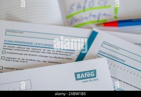 Leipzig, Allemagne. 13 juin 2024. BAföG les documents de demande sont sur une table. Les élèves et les étudiants dans le besoin recevront plus de BAföG de la nouvelle année scolaire et du prochain semestre d'hiver. Jeudi, le Bundestag a adopté une réforme de la coalition "feux de circulation" qui prévoit une augmentation des tarifs et de l'allocation forfaitaire de logement. Crédit : Hendrik Schmidt/dpa/Alamy Live News Banque D'Images
