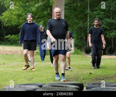 Wadhurst , Royaume-Uni. Jeudi 13 juin 2024. Le leader des libéraux démocrates Sir Ed Davey sur un cours d'assaut lors d'une visite à Arena Pursuit à Wadhurst, Kent, alors qu'il était sur la piste de la campagne électorale générale. Crédit : Isabel Infantes/EMPICS/Alamy Live News Banque D'Images