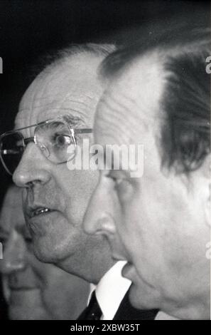 Bundeskanzler Hekmut Kohl, links, und Bundesaussenminister Hans Dietrich Genscher 1982 in Bonn. --- le chancelier allemand Helmut Kohl et le ministre des Affaires étrangères Genscher 1982 à Bonn *** le chancelier fédéral Helmut Kohl, à gauche, et le ministre fédéral des Affaires étrangères Hans Dietrich Genscher 1982 à Bonn le chancelier allemand Helmut Kohl et le ministre des Affaires étrangères Genscher 1982 à Bonn Banque D'Images