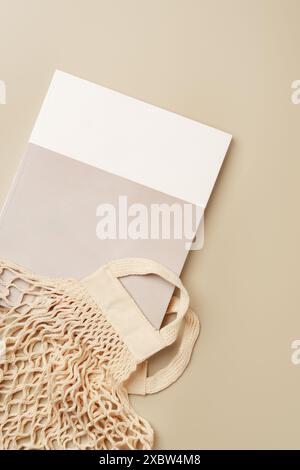 Pile de papier et sac en tissu, objets vierges pour placer votre conception Banque D'Images