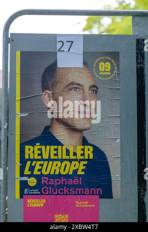 Paris, France - 4 juin 2024 : Portrait de Raphael Glucksmann, candidat sur une affiche de campagne à Paris Banque D'Images