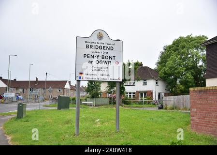 Les photos montrent le centre-ville de Bridgend, 3 semaines avant les élections générales de 2024, un siège clé pour le Parti travailliste. Banque D'Images