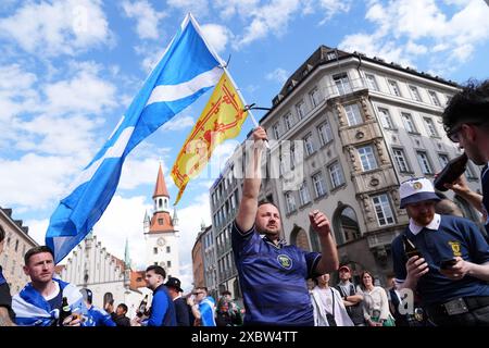 Les fans écossais brandissent le drapeau écossais à Marienplatz, Munich. L'Écosse affrontera l'Allemagne demain dans l'ouverture de l'Euro 2024. Date de la photo : jeudi 13 juin 2024. Banque D'Images