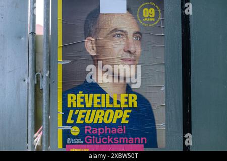 Paris, France - 4 juin 2024 : Portrait de Raphael Glucksmann, candidat sur une affiche de campagne à Paris Banque D'Images