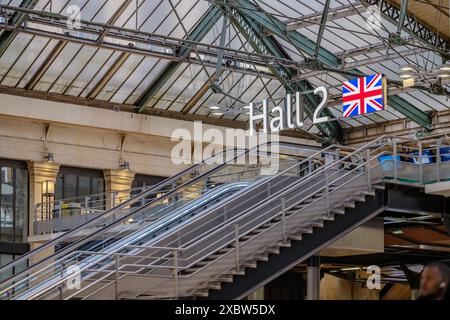 Paris, France - 17 mai 2024 : vue d'un escalier et de marches électriques menant à l'Eurostar embarquant Hall 2 pour Londres, Gare de Lyon à Paris Banque D'Images