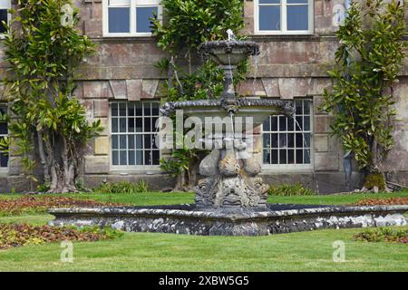 Fontaine ornementale, Stourhead House and Garden, Stourton, Warminster, Wiltshire, Angleterre, ROYAUME-UNI Banque D'Images