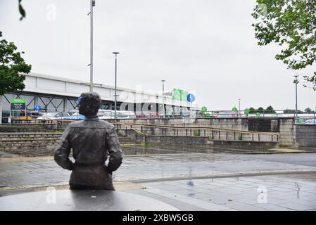 Les photos montrent Asda supermarché, Bridgend, est supermarché britannique, il vend de la nourriture, des vêtements, jouets et marchandises générales à des prix très bon marché. Banque D'Images