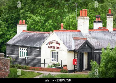 L'auberge par l'écluse du bas au plus long vol, le plus raide des écluses d'escalier en Grande-Bretagne, à côté du village de Foxton. Banque D'Images