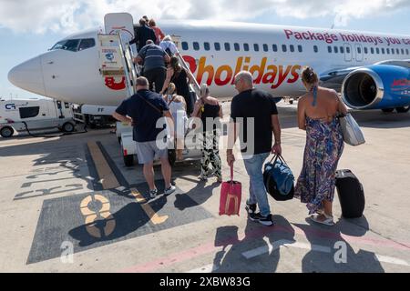 La photo datée de mai 2024 montre des passagers embarquant dans un avion Jet2 à l'aéroport d'Ibiza, Espagne Banque D'Images