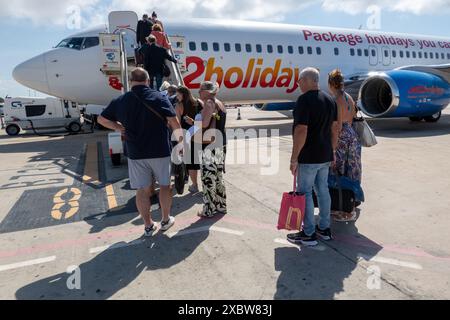 La photo datée de mai 2024 montre des passagers embarquant dans un avion Jet2 à l'aéroport d'Ibiza, Espagne Banque D'Images