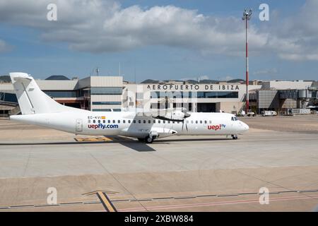 Photo datée de mai 2024 montre une vue générale de l'aéroport d'Ibiza. Banque D'Images