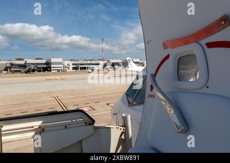 Photo datée de mai 2024 montre une vue générale de l'aéroport d'Ibiza. Banque D'Images