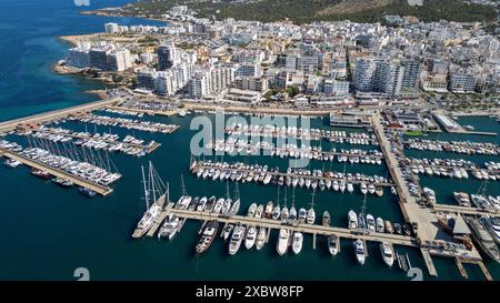 Photo datée de mai 2024 montre une vue aérienne du port et de la ville de San Antonio à Ibiza. Banque D'Images