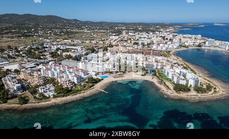 La photo datée de mai 2024 montre une vue aérienne des hôtels de San Antonio à Ibiza. Banque D'Images