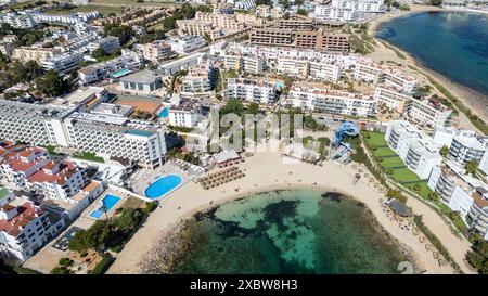 La photo datée de mai 2024 montre une vue aérienne des hôtels de San Antonio à Ibiza. Banque D'Images