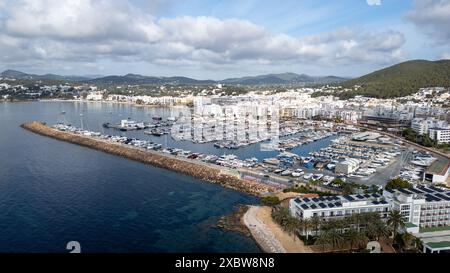 Photo datée de mai 2024 montrant la ville et le port de Santa Eulalia (Santa Eulària des Riu) à Ibiza. Banque D'Images