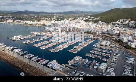 Photo datée de mai 2024 montrant la ville et le port de Santa Eulalia (Santa Eulària des Riu) à Ibiza. Banque D'Images