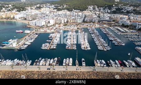 Photo datée de mai 2024 montrant la ville et le port de Santa Eulalia (Santa Eulària des Riu) à Ibiza. Banque D'Images