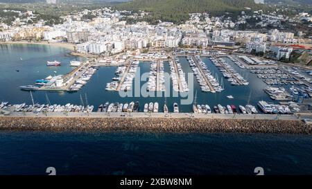 Photo datée de mai 2024 montrant la ville et le port de Santa Eulalia (Santa Eulària des Riu) à Ibiza. Banque D'Images