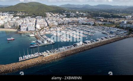 Photo datée de mai 2024 montrant la ville et le port de Santa Eulalia (Santa Eulària des Riu) à Ibiza. Banque D'Images