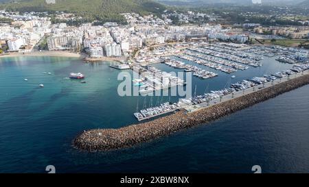 Photo datée de mai 2024 montrant la ville et le port de Santa Eulalia (Santa Eulària des Riu) à Ibiza. Banque D'Images