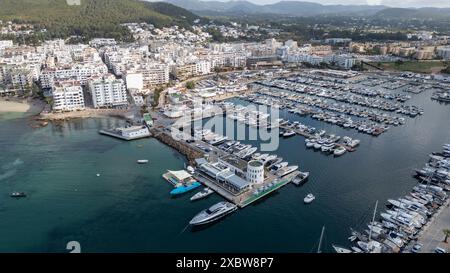 Photo datée de mai 2024 montrant la ville et le port de Santa Eulalia (Santa Eulària des Riu) à Ibiza. Banque D'Images