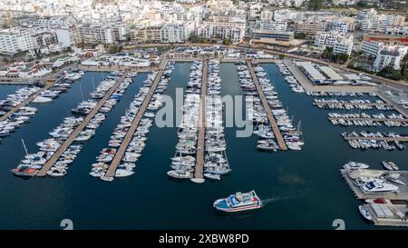 Photo datée de mai 2024 montrant la ville et le port de Santa Eulalia (Santa Eulària des Riu) à Ibiza. Banque D'Images