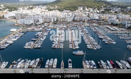 Photo datée de mai 2024 montrant la ville et le port de Santa Eulalia (Santa Eulària des Riu) à Ibiza. Banque D'Images