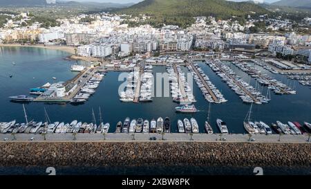 Photo datée de mai 2024 montrant la ville et le port de Santa Eulalia (Santa Eulària des Riu) à Ibiza. Banque D'Images